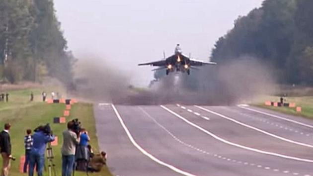 Μαχητικά MiG και Sukhoi  σε αυτοκινητόδρομο – Δείτε το βίντεο που θα σας καθηλώσει